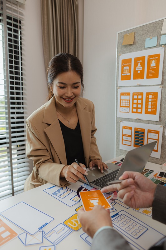Digital product business owners brainstorm to find conclusions on choosing different website design styles that meet the needs of today's users who need to be easy to use and have a beautiful design.